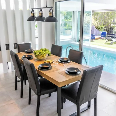 De Prestige Avec Piscine Vue Sur Le Golf De Motte