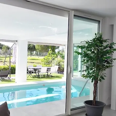De Prestige Avec Piscine Vue Sur Le Golf De Motte וילה