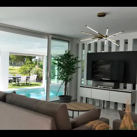 De Prestige Avec Piscine Vue Sur Le Golf De Motte *