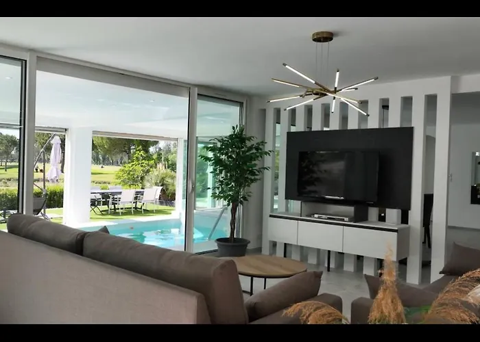 De Prestige Avec Piscine Vue Sur Le Golf De Motte *